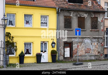 21. Februar 2022, Brandenburg, Brandenburg/Havel: Ein saniertes und ein baufälliges Haus befinden sich in der Straße "Deutsches Dorf" direkt nebeneinander. Foto: Jens Kalaene/dpa-Zentralbild/ZB Stockfoto