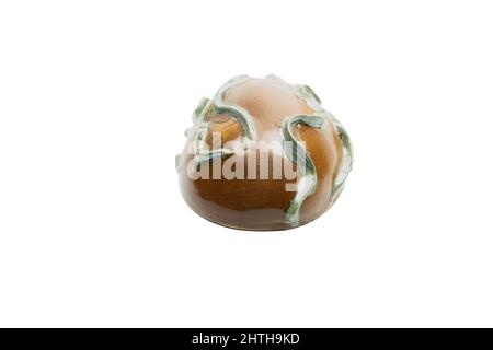 Keramikskulptur zum Aufhängen an der Wand, isolierter weißer Hintergrund, Seitenansicht. Stockfoto
