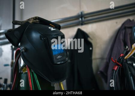 MISAWA, Japan (Feb 6, 2022) – Ein Schweißhelm sitzt in einem Automobil-Hobbygeschäft auf dem Luftwaffenstützpunkt Misawa. Der Schweißhelm ist einer von vielen, die von Chief Hull Technician Ian Acuzar, der der Naval Air Facility Misawa zugewiesen wurde, verwendet werden, der Menschen beibringt, wie man in seiner Freizeit schweißen kann. (USA Navy Foto von Mass Communication Specialist 3. Klasse Benjamin Ringers) Stockfoto