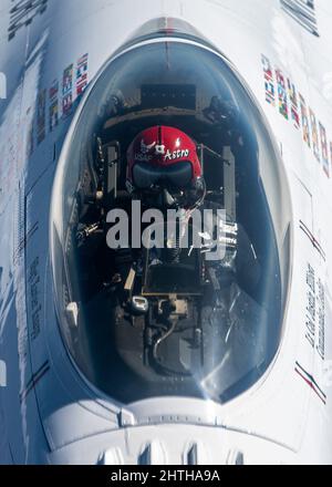 US Air Force LT. Col. Justin 'Gumbo' Elliott, US Air Force Air Demonstration Squadron 'Thunderbirds' gegen Alleinpilot, erhält Treibstoff von einem KC-135 Stratotanker, der der MacDill Air Force Base, Florida, über den Südwesten der Vereinigten Staaten zugewiesen wurde, 22. Februar 2022. Die Thunderbirds flogen von Dayona, Florida, zurück nach Nellis AFB, Nevada, nachdem sie einen Überflug auf der Dayona 500 durchgeführt hatten. (USA Luftwaffe Foto von Airman 1. Klasse Lauren Cobin) Stockfoto