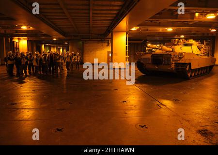 Brig. Gen Steven Allen, General des Expeditionary Sustainment Command 19., wurde am Pier 8 in Busan, 27. Februar 2022, von General Kim, Jeong Su, Kommandeur des zweiten Einsatzkommandos der Armee der Republik Korea, begleitet. Sie wurden von ROK und 19. ESC-Mitarbeitern begleitet. Ab Ende Februar begann das Kampfteam der 1. Panzerbrigade, der 1. Panzerdivision, aus Fort Bliss, Texas, in Korea als nächstes rotationsarmiertes Kampfteam der Brigade einzutreffen, das 2. Infanteriedivision/ROK-US Combined Division und die Achte Armee unterstützte. Ihre Ausrüstung wurde von Schiffen vom 26. Bis 27. Februar entladen. Stockfoto