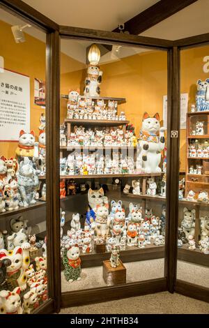 Maneki Neko Museum in Seto City, Japan. Die Ausstellung im The Winkoning Cat Museum. Stockfoto