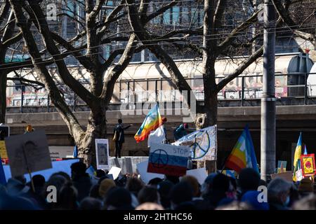 Bis zu 20’000 Menschen mit Transparenten in Bern protestieren gegen die russische Aggression in der Ukraine. Bern, Schweiz - 02.26.2022 Stockfoto