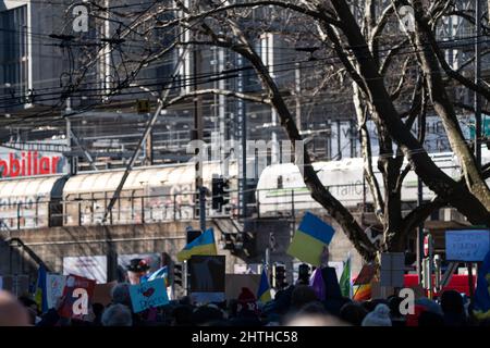 Bis zu 20’000 Menschen mit Transparenten in Bern protestieren gegen die russische Aggression in der Ukraine. Bern, Schweiz - 02.26.2022 Stockfoto