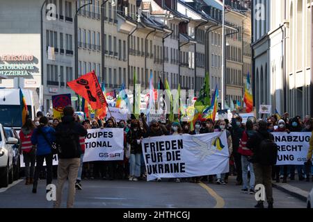 Bis zu 20’000 Menschen mit Transparenten in Bern protestieren gegen die russische Aggression in der Ukraine. Bern, Schweiz - 02.26.2022 Stockfoto