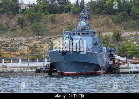 Ein Kriegsschiff der russischen Schwarzmeerflotte im Hafen von Sewastopol. Russische Schiffe im friedlichen Kampfeinsatz. Republik Krim, 4. Oktober 2010 Stockfoto