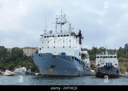 Russische Schiffe der Marine im Hafen von Sewastopol. Russische Schiffe im friedlichen Kampfeinsatz. Republik Krim, 4. Oktober 2010 Stockfoto