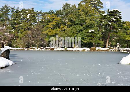 Ishikawa, Japan - 25. Februar 2022: Gefrorener Kasumigaike-Teich in Kenrokuen, einem der schönsten Gärten Japans, am Wintermorgen. Stockfoto