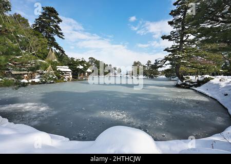 Ishikawa, Japan - 25. Februar 2022: Gefrorener Kasumigaike-Teich in Kenrokuen, einem der schönsten Gärten Japans, am Wintermorgen. Stockfoto