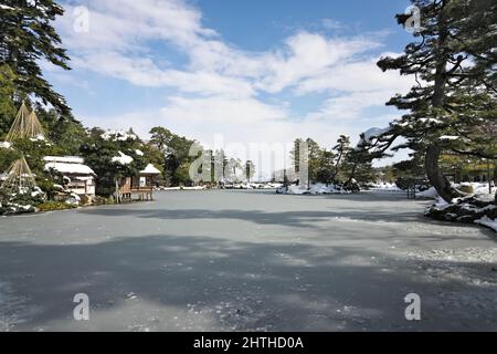 Ishikawa, Japan - 25. Februar 2022: Gefrorener Kasumigaike-Teich in Kenrokuen, einem der schönsten Gärten Japans, am Wintermorgen. Stockfoto