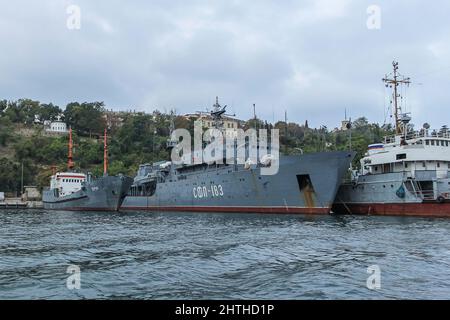Alte schäbige Kriegsschiffe der russischen Schwarzmeerflotte im Hafen von Sewastopol. Republik Krim, 4. Oktober 2010 Stockfoto