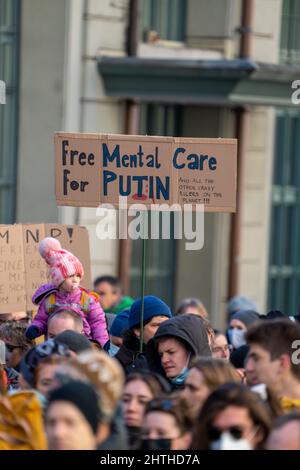 Bis zu 20’000 Menschen mit Transparenten in Bern protestieren gegen die russische Aggression in der Ukraine. Bern, Schweiz - 02.26.2022 Stockfoto