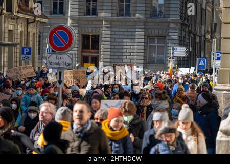 Bis zu 20’000 Menschen mit Transparenten in Bern protestieren gegen die russische Aggression in der Ukraine. Bern, Schweiz - 02.26.2022 Stockfoto