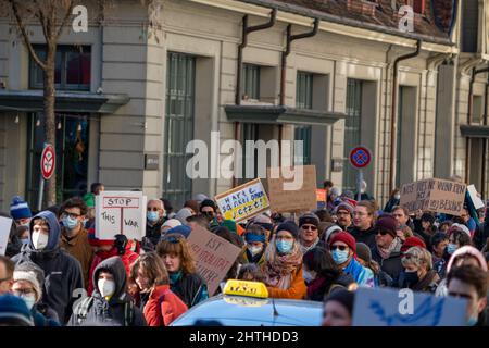 Bis zu 20’000 Menschen mit Transparenten in Bern protestieren gegen die russische Aggression in der Ukraine. Bern, Schweiz - 02.26.2022 Stockfoto