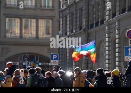 Bis zu 20’000 Menschen mit Transparenten in Bern protestieren gegen die russische Aggression in der Ukraine. Bern, Schweiz - 02.26.2022 Stockfoto