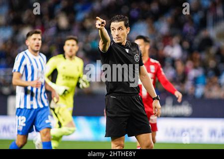 Malaga, Spanien. 28.. Februar 2022. Schiedsrichter Saul AIS Reig gesehen beim LaLiga Smartbank 2021/2022 Spiel zwischen Malaga CF und FC Cartagena im La Rosaleda Stadium in Malaga (Endstand; Malaga CF 1:1 FC Cartagena) Credit: SOPA Images Limited/Alamy Live News Stockfoto