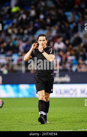 Malaga, Spanien. 28.. Februar 2022. Schiedsrichter Saul AIS Reig gesehen beim LaLiga Smartbank 2021/2022 Spiel zwischen Malaga CF und FC Cartagena im La Rosaleda Stadium in Malaga (Endstand; Malaga CF 1:1 FC Cartagena) Credit: SOPA Images Limited/Alamy Live News Stockfoto