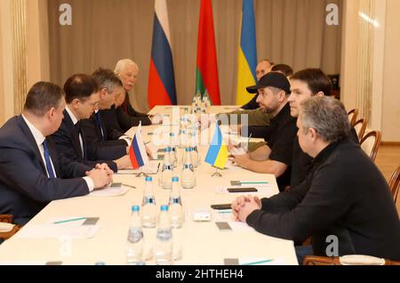 (220301) -- MOSKAU/KIEW, 1. März 2022 (Xinhua) -- das Foto zeigt einen Blick auf die Gespräche zwischen ukrainischen und russischen Delegationen, die am 28. Februar 2022 in der Region Gomel in Weißrussland abgehalten wurden. (BelTA Nachrichtenagentur über Xinhua) Stockfoto