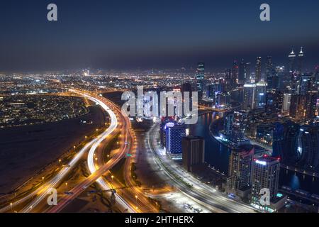 Dubai, Vereinigte Arabische emirate - 20. Feb 2022: Die Al Khail Road schlängelt sich nachts um die Innenstadt von Dubai in Richtung Dubai Marina. Stockfoto