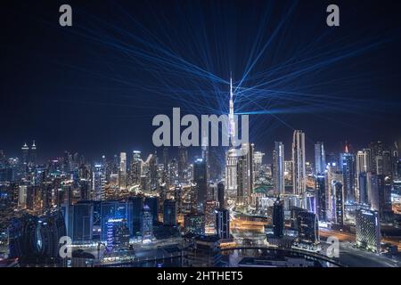 Dubai, Vereinigte Arabische Emirate - 20. Feb 2022: Burj Khalifa Licht- und Lasershow bei Nacht.