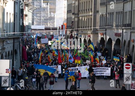 Bis zu 20’000 Menschen mit Transparenten in Bern protestieren gegen die russische Aggression in der Ukraine. Bern, Schweiz - 02.26.2022 Stockfoto