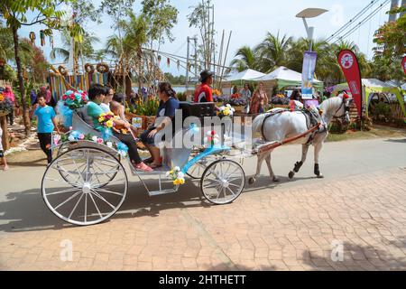 Besucher reiten mit einer Pferdekutsche auf dem FLORIA Festival in Putrajaya, Malaysia. Stockfoto