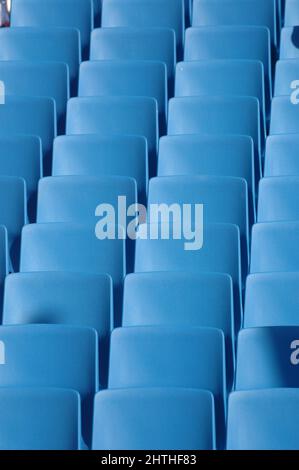 Lange Reihen mit blauen Stühlen. Stockfoto