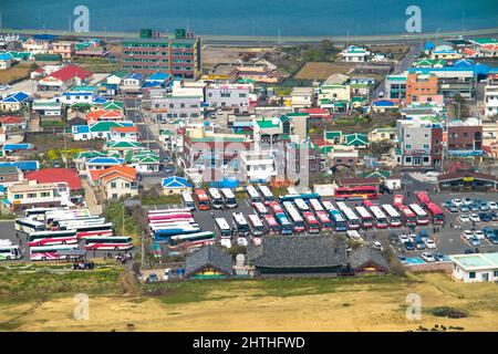 Township rund um den Seongsan Ilchulbong (Sunrise Peak) Park, Jeju Island, Südkorea. Stockfoto