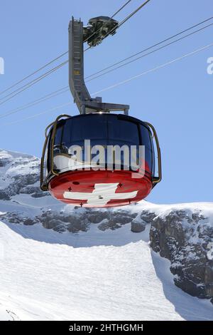 MOUNT TITLIS, SCHWEIZ - 09. APRIL 2017: ROTAIR Gondel mit Schweizer Kreuzschild auf dem Titlis Berg, Engelberg, Schweiz Stockfoto