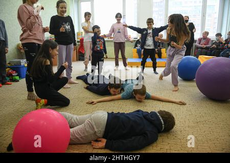 Rostow Über Don. 1. März 2022. Kinder aus Donbass spielen am 28. Februar 2022 in einem Studentenwohnheim in Rostov-on-Don, Russland. Quelle: Evgeny Sinitsyn/Xinhua/Alamy Live News Stockfoto