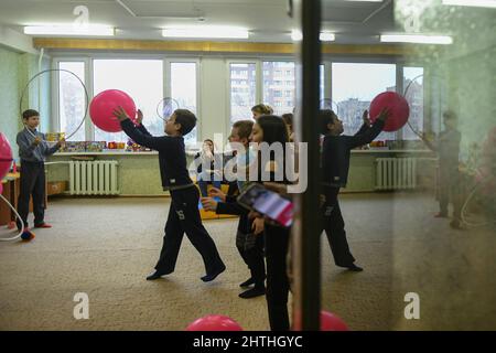 Rostow Über Don. 1. März 2022. Kinder aus Donbass spielen am 28. Februar 2022 in einem Studentenwohnheim in Rostov-on-Don, Russland. Quelle: Evgeny Sinitsyn/Xinhua/Alamy Live News Stockfoto