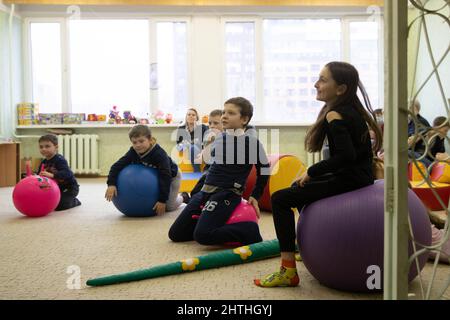 Rostow Über Don. 1. März 2022. Kinder aus Donbass spielen am 28. Februar 2022 in einem Studentenwohnheim in Rostov-on-Don, Russland. Quelle: Bai Xueqi/Xinhua/Alamy Live News Stockfoto