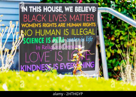 Buntes Black Lives Matter BLM-Schild vor einem Haus in Seattle, Washington Stockfoto