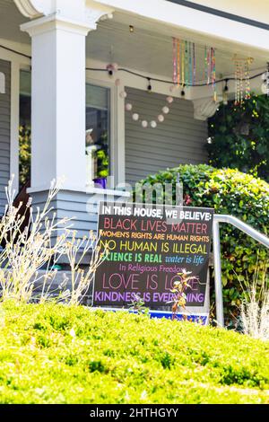 Buntes Black Lives Matter BLM-Schild vor einem Haus in Seattle, Washington Stockfoto