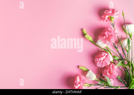 Rosa Rose, Pfingstrosen und Nelken und weiße Blumen Komposition auf rosa Pastell Hintergrund, kreative flache Lay, Copy Space. Gartenrosen, Frühling Sommer b Stockfoto