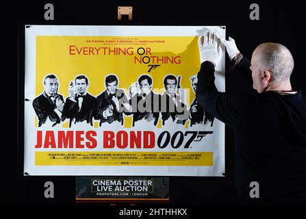Rep Store Poster Consultant Mark Hochman rollt ein Aeon 'Everything or Nothing' UK Quad, das alle James Bonds (est. £600 - £800) während einer Vorschau in ihrem Auktionshaus in Rickmansworth, Hertfordshire. Bilddatum: Mittwoch, 16. Februar 2022. Stockfoto