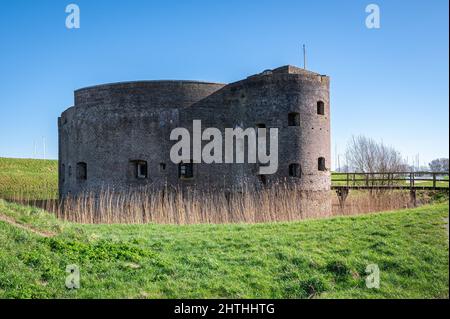 Festung namens 'Westbatterij' in der Nähe der alten Burg von Muiden, in der Nähe von Amsterdam, Niederlande Stockfoto