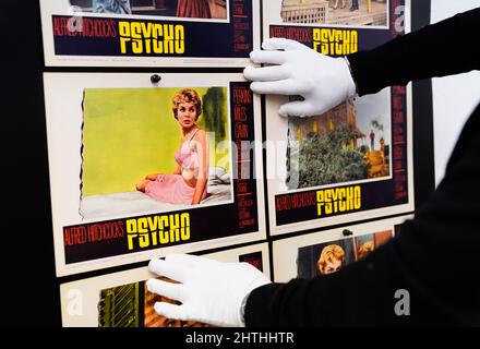 Rep Store Poster-Berater Mark Hochman sortiert einen kompletten Satz von acht US-Lobbykarten für den 1960 Film „Psycho (est. £1.500 - £2.500) während einer Vorschau in ihrem Auktionshaus in Rickmansworth, Hertfordshire. Bilddatum: Mittwoch, 16. Februar 2022. Stockfoto