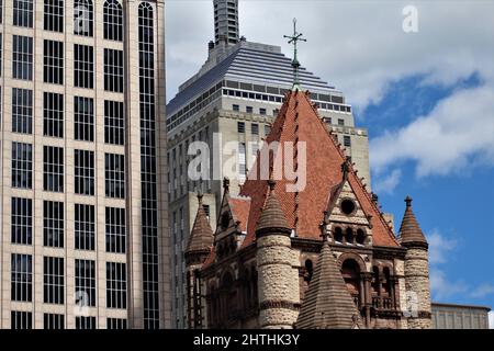 Gebäude in der Innenstadt von Boston unter einem hellen Himmel Stockfoto