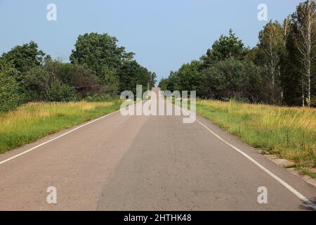 Ukraine, Sperrzone, Pripjat, in der unbewohnbaren 30-Kilometer-Zone um das Kraftwerk von Tschernobyl und der Arbeitersiedlung Pripjat, Straße nach Pr Stockfoto