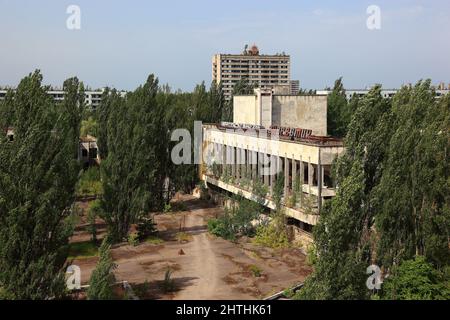 Ukraine, Sperrzone, Pripjat, in der unbewohnbaren 30-Kilometer-Zone um das Kraftwerk von Tschernobyl und der Arbeitersiedlung Pripjat, Kulturpalast Stockfoto