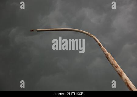 Strassenlaterne vor gruen witterwolken Stockfoto