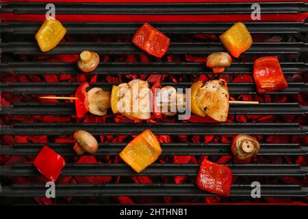 Leckerer Hähnchenspieß mit Gemüse auf dem Grill Stockfoto