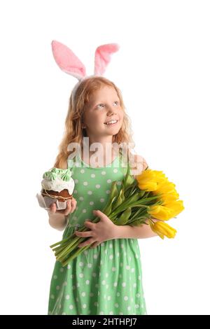 Lustige kleine Mädchen mit Hasen Ohren, Blumen und Osterkuchen auf weißem Hintergrund Stockfoto