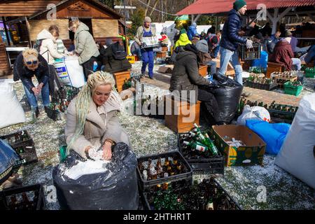 USCHHOROD, UKRAINE - 28. FEBRUAR 2022 - Anwohner machen Molotow-Cocktails, Uschhorod, Region Zakarpattia, Westukraine. Kredit: Ukrinform/Alamy Live Nachrichten Stockfoto