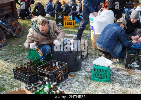 USCHHOROD, UKRAINE - 28. FEBRUAR 2022 - Anwohner machen Molotow-Cocktails, Uschhorod, Region Zakarpattia, Westukraine. Kredit: Ukrinform/Alamy Live Nachrichten Stockfoto
