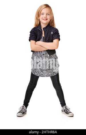 Shes ein stilvolles junges Mädchen - Kindermode. Ein junges Mädchen posiert im Studio. Stockfoto