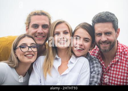 Foto von glücklichen Firmenstudenten besten Freunden, die Selfies machen. Gruppe von glücklichen Menschen, junge Freunde, Nahaufnahme Gesicht. Stockfoto