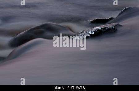 Wasser läuft frei über Steine in Stromschnellen Stockfoto