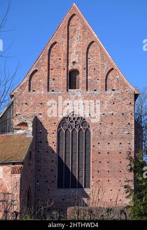 Ostgiebel der historischen Klosterkirche Rehna in roter Backsteinarchitektur gegen den blauen Himmel Stockfoto